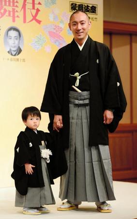 制作発表に登場した市川海老蔵（右）と舞台初お目見えとなる長男・堀越勸玄くん＝帝国ホテル（撮影・三好信也）