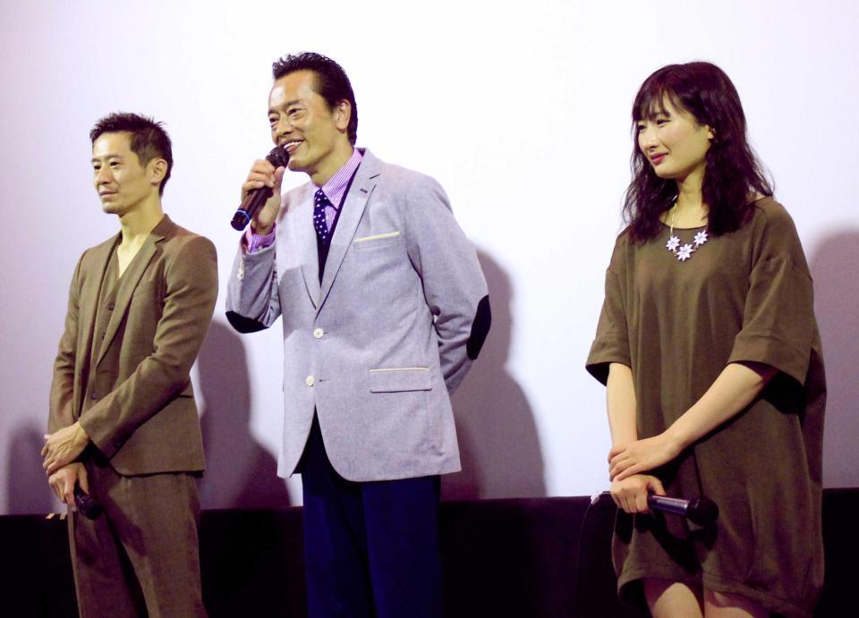 　舞台あいさつを行った遠藤憲一＝京都市内