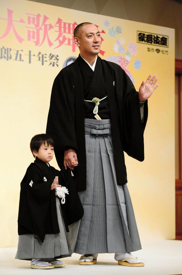制作発表に登場した市川海老蔵（右）と舞台初お目見えとなる長男・堀越勸玄くん＝帝国ホテル（撮影・三好信也）