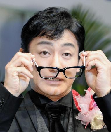 贈呈されたメガネをかける片岡愛之助＝東京ビッグサイト（撮影・開出牧）