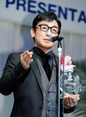 メガネドレッサー賞授賞式でスピーチする片岡愛之助＝東京ビッグサイト（撮影・開出牧）