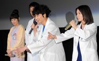 報道陣の質問に笑顔で応える綾野剛と松岡茉優（右）。左は吉田羊＝東京・ＴＯＨＯシネマズ六本木ヒルズ（撮影・吉澤敬太）