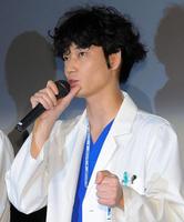 拳を握りしめ熱く語る綾野剛＝東京・ＴＯＨＯシネマズ六本木ヒルズ