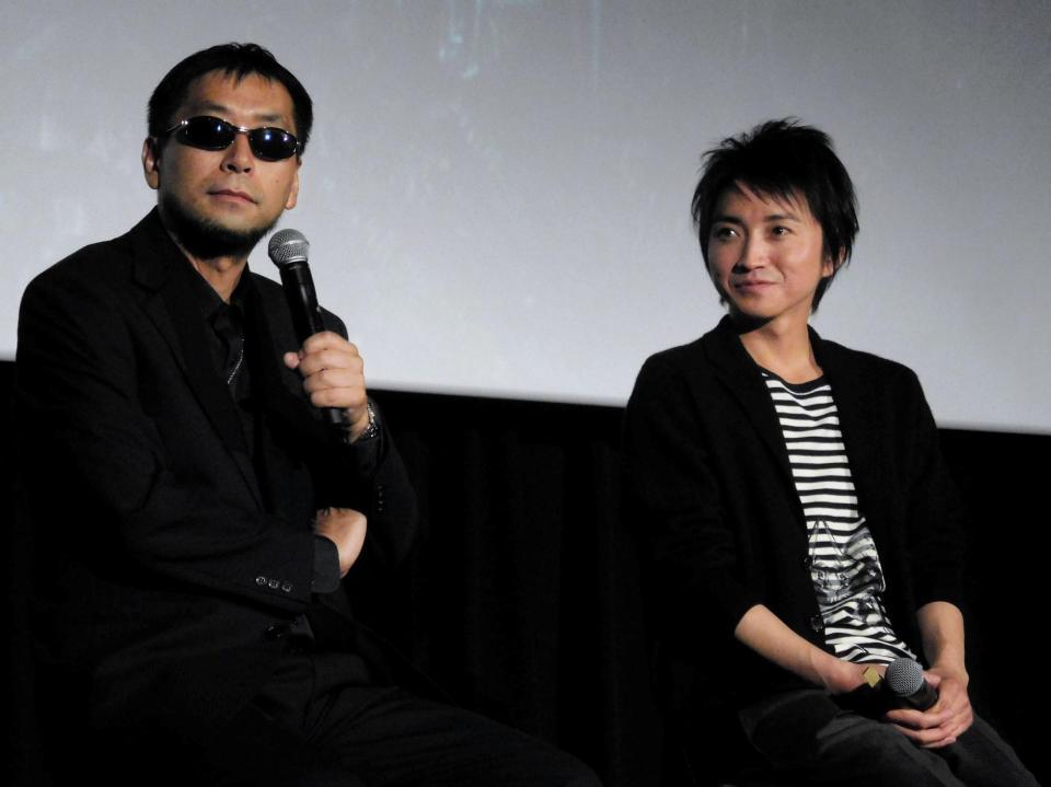 三上丈晴氏の話（左）に興味津々な藤原竜也＝東京・日本橋