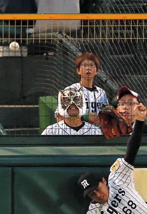 延長１２回、フェンスを越えているように見える田中の打球（９月１２日の阪神－広島）