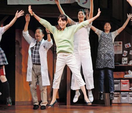 公開ゲネプロでダンスを披露する上原多香子（中央）＝東京・サンシャイン劇場