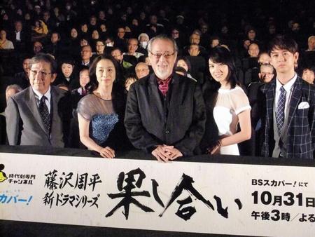舞台あいさつした（左から）杉田成道監督、原田美枝子、仲代達矢、桜庭ななみ、柳下大＝東京・丸の内ピカデリー１
