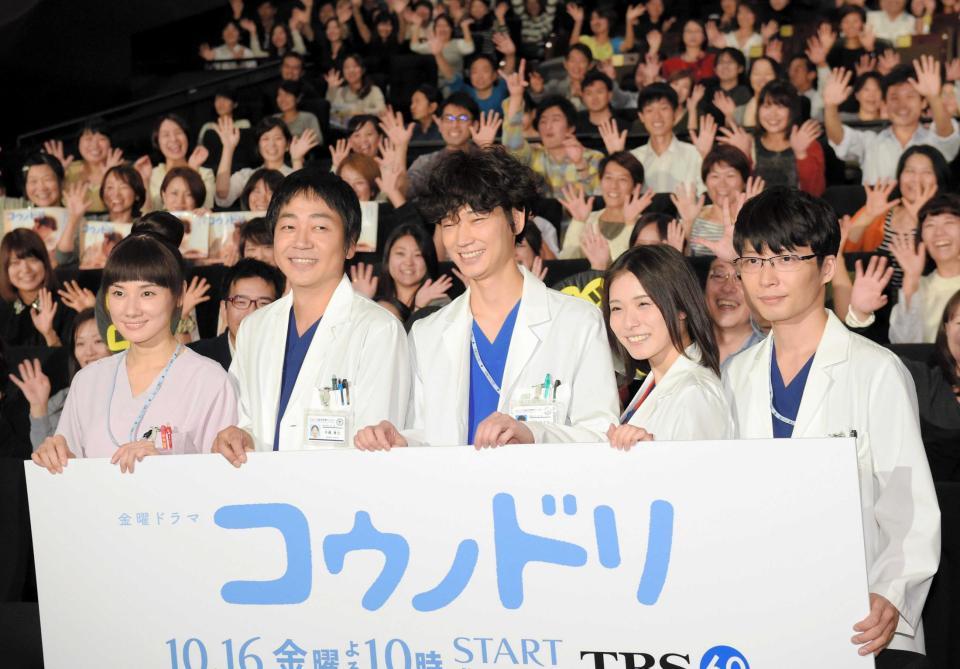 舞台あいさつに臨む（左から）吉田羊、大森南朋、綾野剛、松岡茉優、星野源