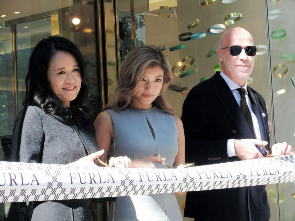 テープカットを行ったローラ（中）＝東京・ＦＵＲＬＡ銀座店