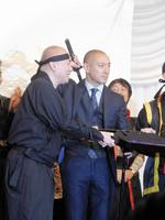 刀をもらい、喜びのポーズを決める市川海老蔵＝東京都千代田区