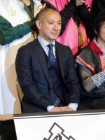 日本忍者協議会の応援団として駆けつけた市川海老蔵＝東京都千代田区