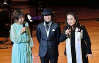 クミコ（左）と湯川れい子（右）に挟まれステージで元気な笑顔を見せるつんく♂＝東京・学習院大学百周年記念会館（撮影・園田高夫）
