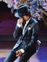 クミコの歌を聞いて涙ぐむつんく♂＝東京・学習院大学百周年記念会館（撮影・園田高夫）