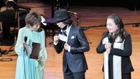 メッセージをクミコ（左）に渡すつんく♂（中央）（右は湯川れい子）＝東京・学習院大学百周年記念会館（撮影・園田高夫）