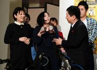 日本エレキテル連合から夫婦湯飲みをプレゼントされる爆笑問題・田中裕二（右）＝時事通信ホール（撮影・三好信也）