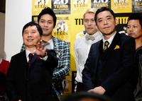 囲み会見で結婚後の話を聞かれる爆笑問題・田中裕二（左）右は太田光＝時事通信ホール（撮影・三好信也）