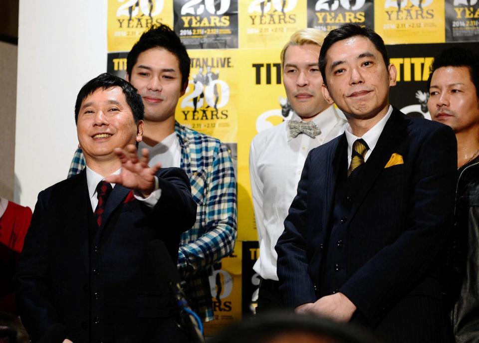 囲み会見で結婚後の話を聞かれる爆笑問題・田中裕二（左）右は太田光＝時事通信ホール（撮影・三好信也）