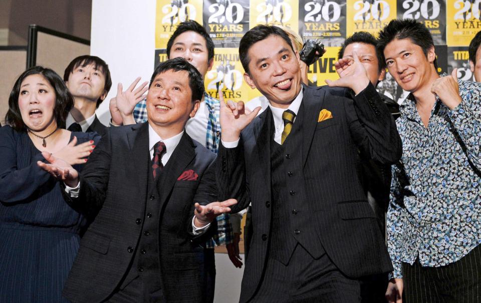 会見で笑顔を見せる爆笑問題・田中裕二（中央左）と太田光（同右）＝時事通信ホール