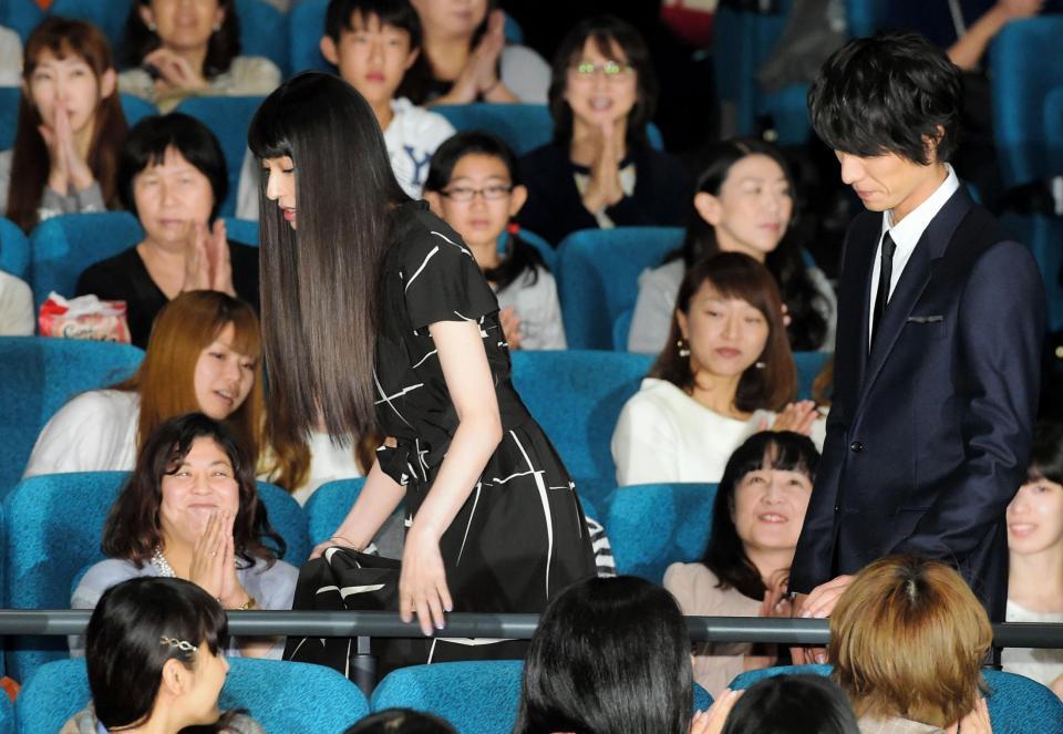 手すりにつかまりながら慎重に段差を上がる栗山千明。右は福士蒼汰＝東京・ＴＯＨＯシネマズ　スカラ座（撮影・吉澤敬太）