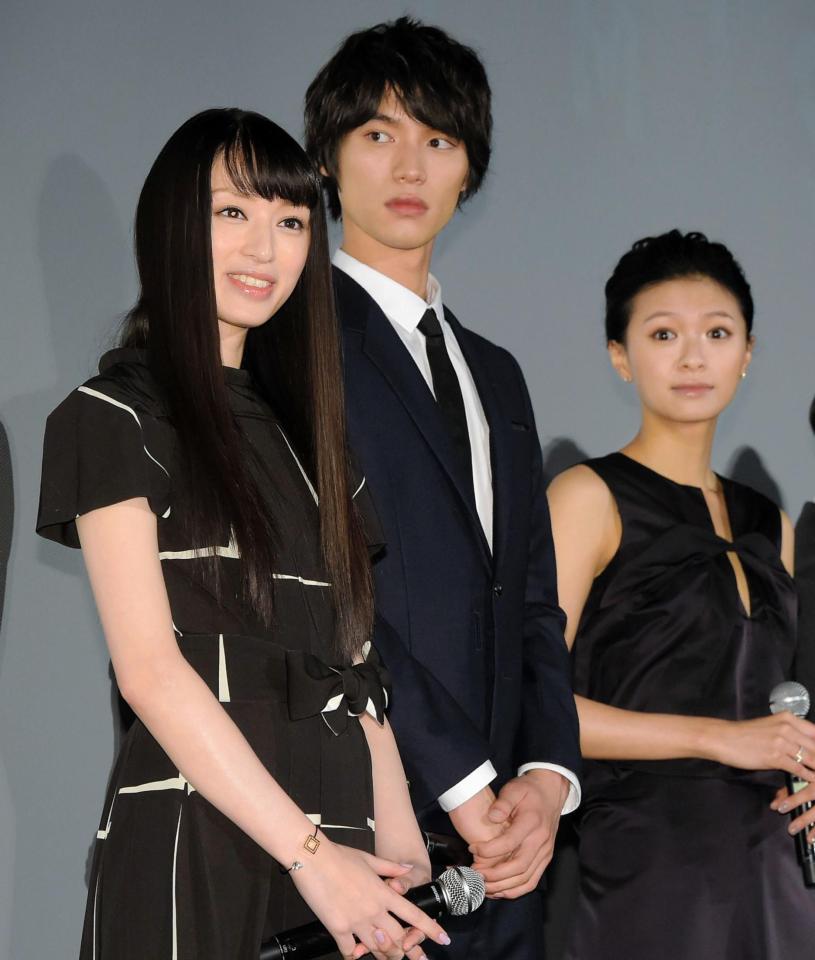 舞台挨拶で、足を骨折していることを明かした栗山千明（左）。（右から）榮倉奈々、福士蒼汰＝東京・ＴＯＨＯシネマズ　スカラ座（撮影・吉澤敬太）