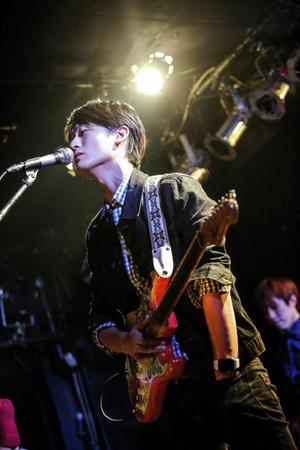 　ライブに出演した故尾崎豊さんの長男・尾崎裕哉（ＦＭ８０２提供）