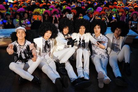 　アフロヘアで盛り上がる（左から）キャスパー、セヨン、タクヤ、シン、ヨンソク、サンミン＝東京・青海のヴィーナスフォート