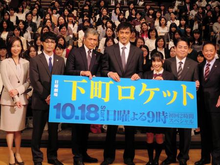 ドラマをＰＲした（左から）真矢ミキ、安田顕、吉川晃司、阿部寛、土屋太鳳、立川談春、恵俊彰＝東京・丸の内