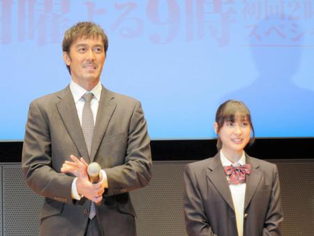 父と娘を演じる阿部寛（左）と土屋太鳳＝東京・丸の内