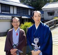 京都国際観光大使の任命式に出席した佐々木蔵之介（右）と、門川大作・京都市長＝京都・松竹撮影所