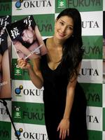 写真集の発売記念イベントを行った橋本マナミ＝東京・福家書店新宿サブナード店