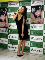 写真集の発売記念イベントを行った橋本マナミ＝東京・福家書店新宿サブナード店