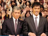 ドラマをＰＲした吉川晃司（左）と阿部寛＝東京・丸の内