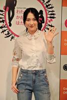 ファンや買い物客１００人の前で公開収録を行った知英＝東京・銀座三越