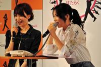 電話応対のマナーを学ぶ知英（右）＝東京・銀座三越