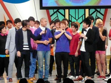 　本拠地劇場に“凱旋出演”したコロコロチキチキペッパーズのナダル（中央左）と西野創人