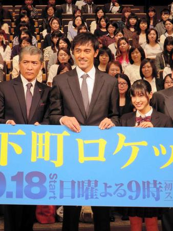 　ドラマをＰＲする（左から）吉川晃司、阿部寛、土屋太鳳＝東京・丸の内
