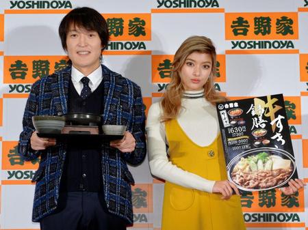 笑顔で商品発表会に登場した千原ジュニア（左）とローラ＝東京・如水会館（撮影・吉澤敬太）