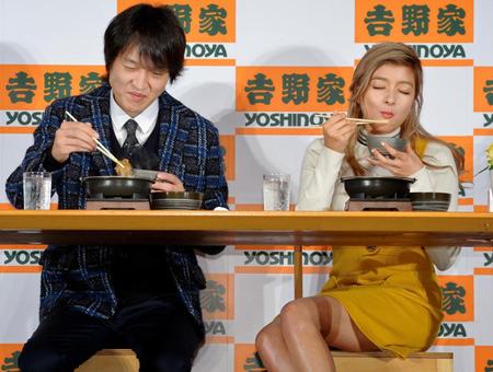 牛すき鍋膳を堪能する千原ジュニア（左）とローラ＝東京・如水会館（撮影・吉澤敬太）