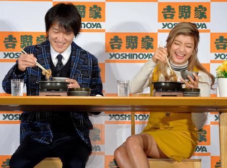 美味しそうに牛すき鍋膳を食べる千原ジュニア（左）とローラ＝東京・如水会館（撮影・吉澤敬太）