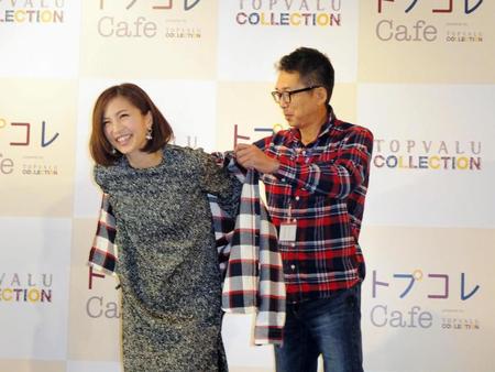 トプコレのネルシャツを羽織る安田美沙子（左）＝東京・青山