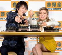 笑顔で牛すき鍋膳をつつき合う千原ジュニア（左）とローラ＝東京・如水会館（撮影・吉澤敬太）