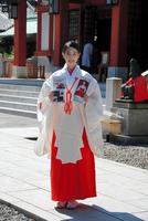 日枝神社広報大使に就任した橋ひかる＝東京・日枝神社