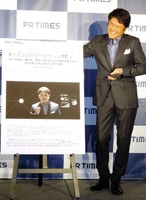 自身のアプリ登場に大テレで笑う坂上忍＝東京・赤坂