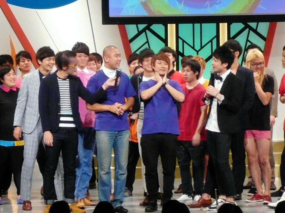 　本拠地劇場に“凱旋出演”したコロコロチキチキペッパーズのナダル（中央左）と西野創人