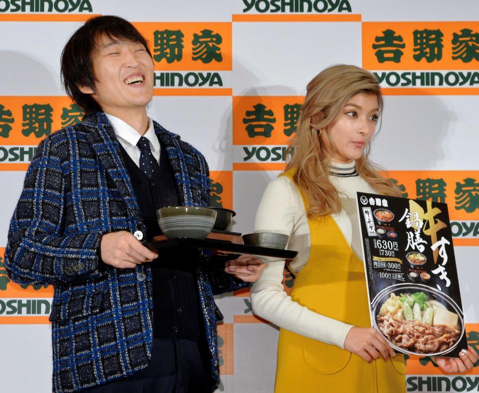 結婚の事を聞かれ、笑顔を見せる千原ジュニア（左）とローラ＝東京・如水会館（撮影・吉澤敬太）