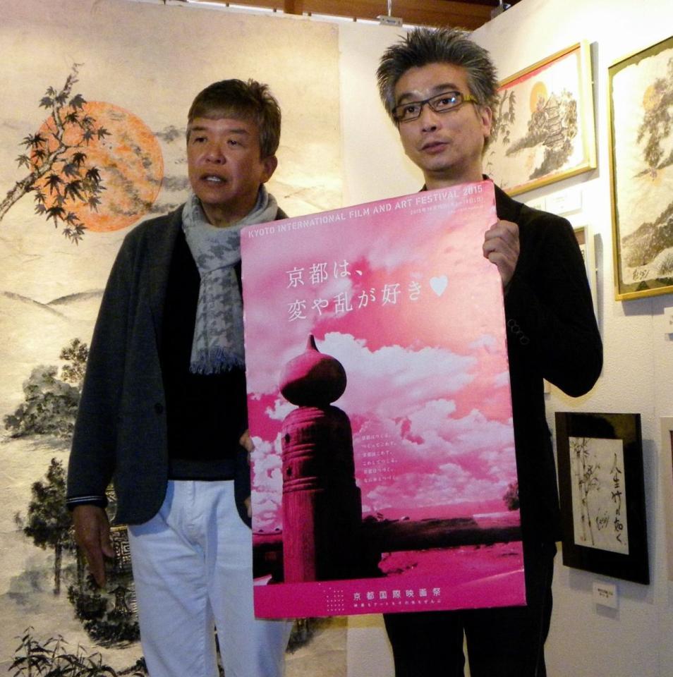 初日を迎えた「村上ショージの『竹紙』墨絵展」に駆け付けた村上ショージ（左）とおかけんた＝京都市中京区の総本山誓願寺