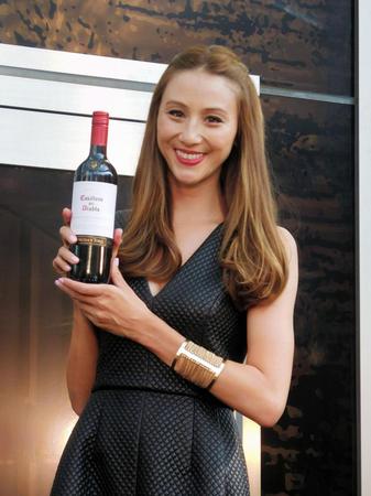 小悪魔を意識した黒の衣装で登場した道端カレン＝東京・虎ノ門