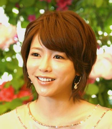 華原朋美から花束を贈られた釈由美子