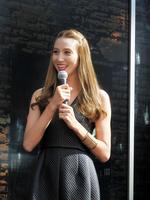 小悪魔を意識した黒の衣装で登場した道端カレン＝東京・虎ノ門