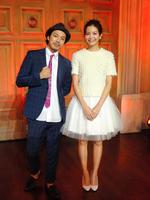 アルバム発売イベントを行ったＴＥＥ（左）とゲストの矢野未希子＝東京・ヴィーナスフォート